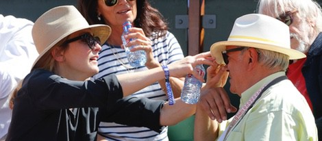 Julie Gayet juguetea con un señor en Roland Garros 2015