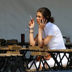 Carlota Casiraghi fumando en un concurso de saltos de Saint-Tropez