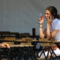 Carlota Casiraghi fumando en un concurso de saltos de Saint-Tropez