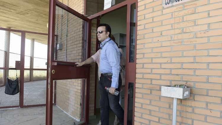José Ortega Cano saliendo de la cárcel de Zuera tras obtener el tercer grado