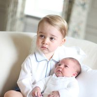 Primera imagen oficial de la Princesa Carlota con el Príncipe Jorge de Cambridge