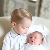 El Príncipe Jorge mira con ternura a la Princesa Carlota de Cambridge