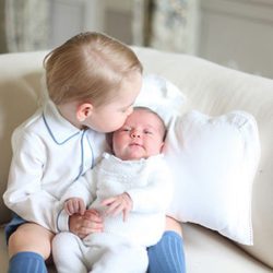 El Príncipe Jorge besa a la Princesa Carlota de Cambridge en sus primeras fotos oficiales juntos