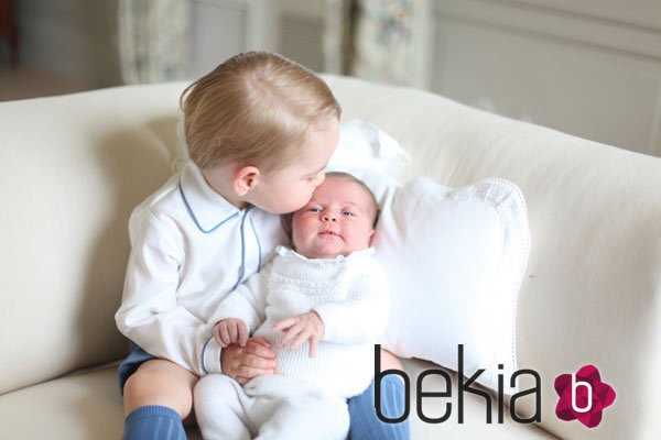 El Príncipe Jorge besa a la Princesa Carlota de Cambridge en sus primeras fotos oficiales juntos