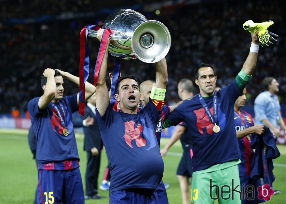 Xavi Hernández celebra la Champions 2015 recordando a su mujer embarazada