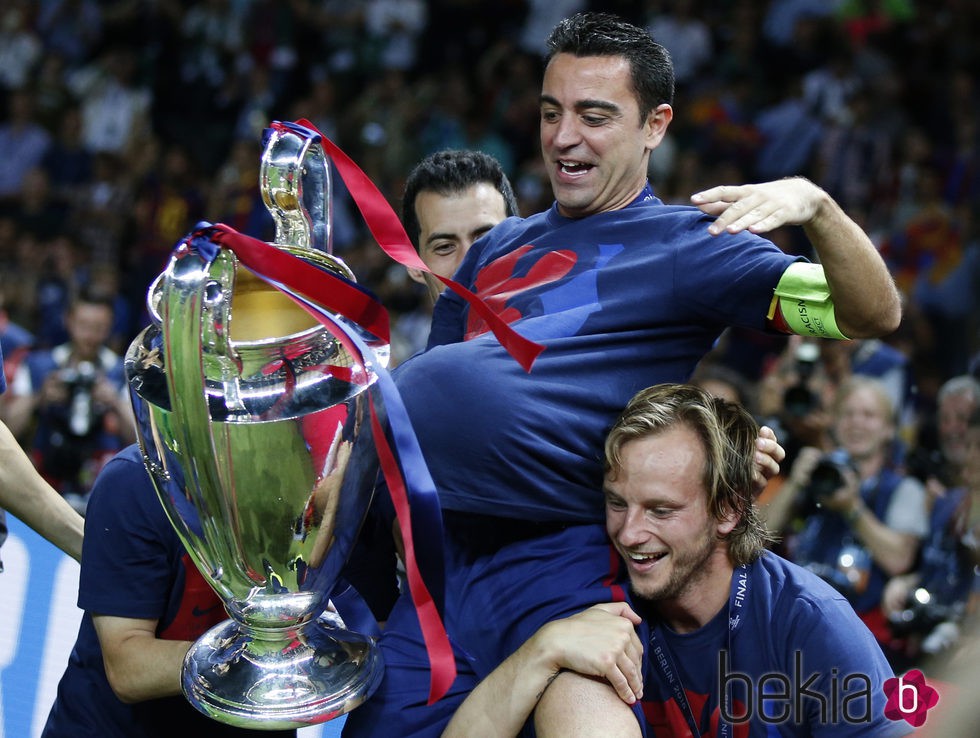 Xavi Hernández celebra la Champions 2015 con un balón bajo la camiseta por el embarazo de Nuria Cunillera