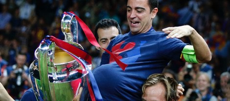 Xavi Hernández celebra la Champions 2015 con un balón bajo la camiseta por el embarazo de Nuria Cunillera