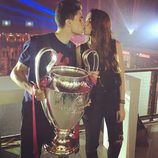 Marc Bartra y Melissa Jiménez celebran con un beso la Champions 2015 del Barça