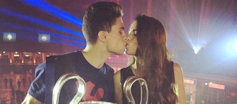Marc Bartra y Melissa Jiménez celebran con un beso la Champions 2015 del Barça