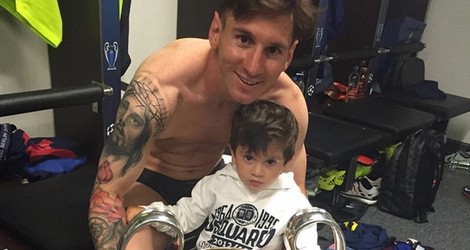 Leo Messi posa con su hijo Thiago junto a su cuarta Champions
