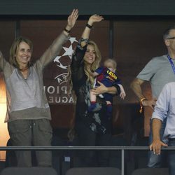 Shakira, su hijo Sasha y los padres de Gerard Piqué celebran la Champions del Barça