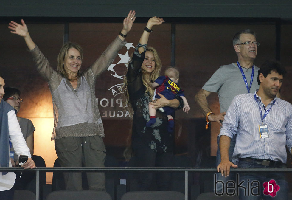 Shakira, su hijo Sasha y los padres de Gerard Piqué celebran la Champions del Barça