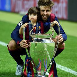 Gerard PIqué celebra con su hijo Milan la quinta Champions del Barça