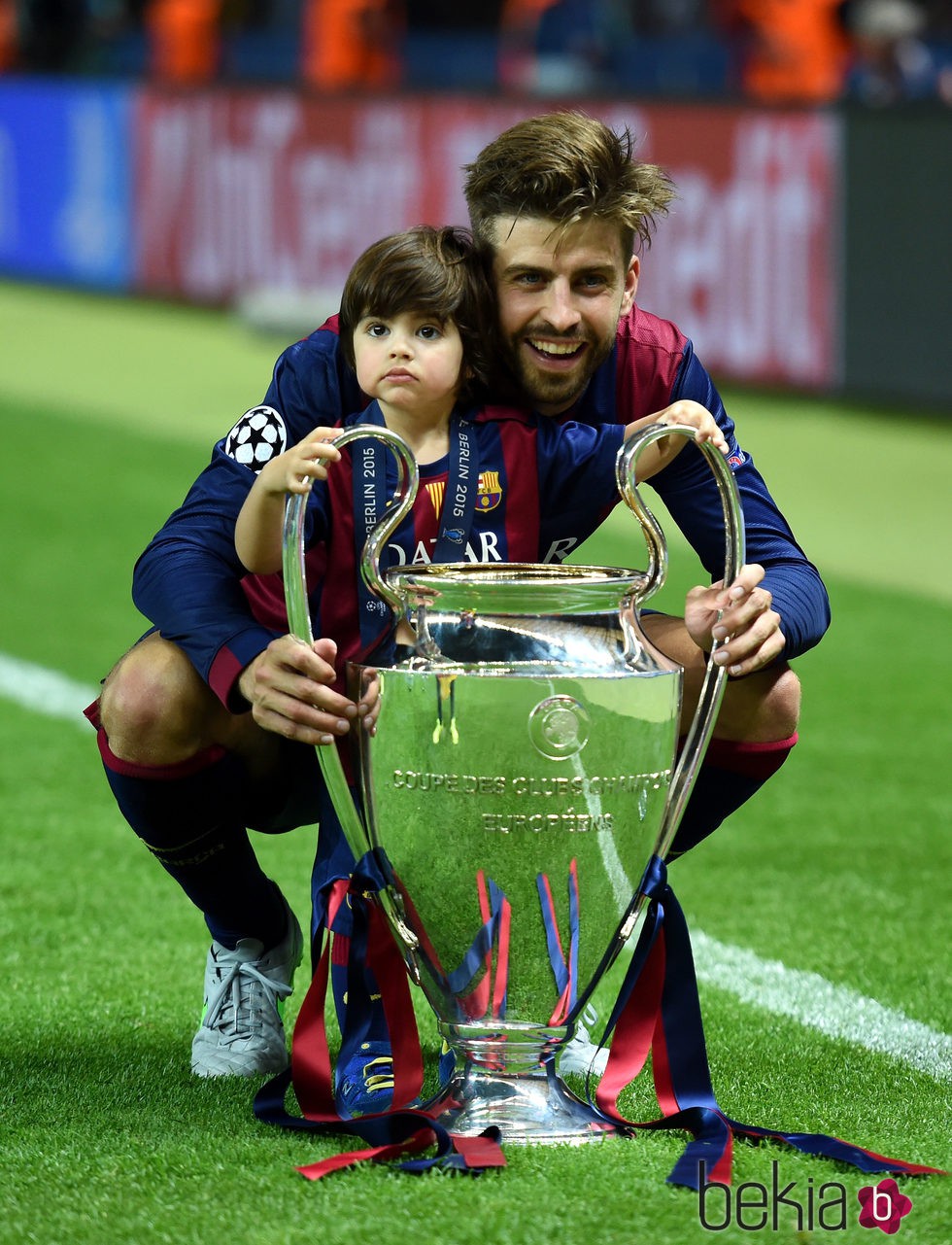Gerard PIqué celebra con su hijo Milan la quinta Champions del Barça