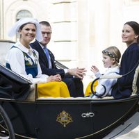 Victoria y Daniel de Suecia, la Princesa Estela, Carlos Felipe de Suecia y Sofia Hellqvist en el Día Nacional de Suecia 2015