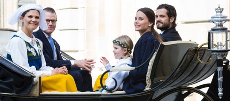 Victoria y Daniel de Suecia, la Princesa Estela, Carlos Felipe de Suecia y Sofia Hellqvist en el Día Nacional de Suecia 2015