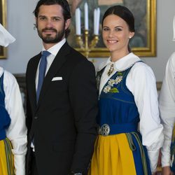 Carlos Felipe de Suecia y Sofia Hellqvist en el Día Nacional de Suecia 2015