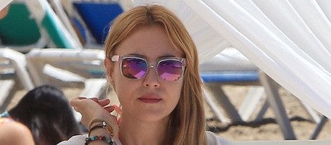 Berta Collado en una playa de Ibiza tomando algo