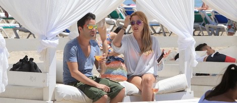 Berta Collado tomando algo con un amigo en una playa de Ibiza