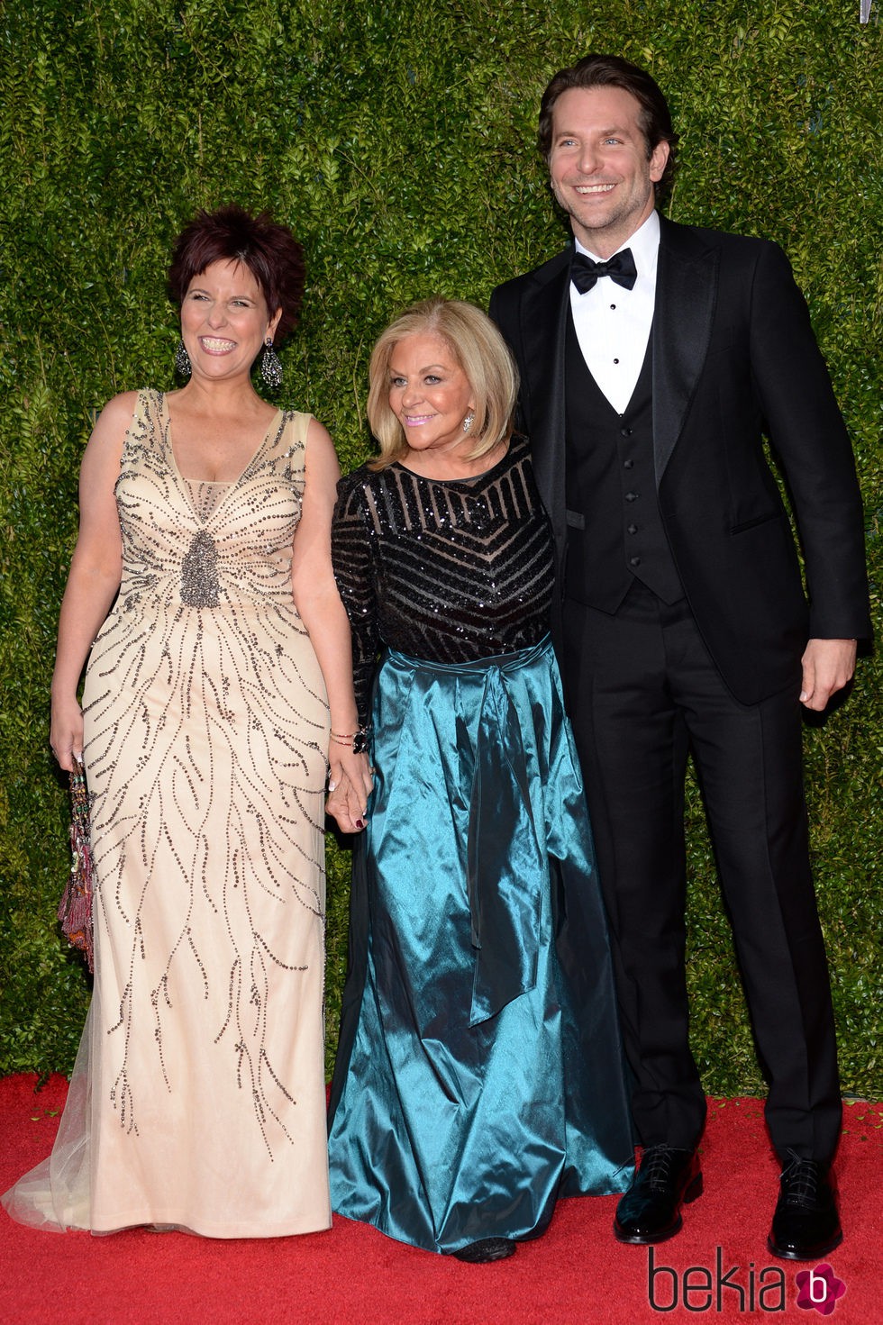 Bradley Cooper con su madre Gloria y su hermana Holly en la entrega de los Tony Awards 2015
