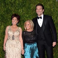 Bradley Cooper con su madre Gloria y su hermana Holly en la entrega de los Tony Awards 2015