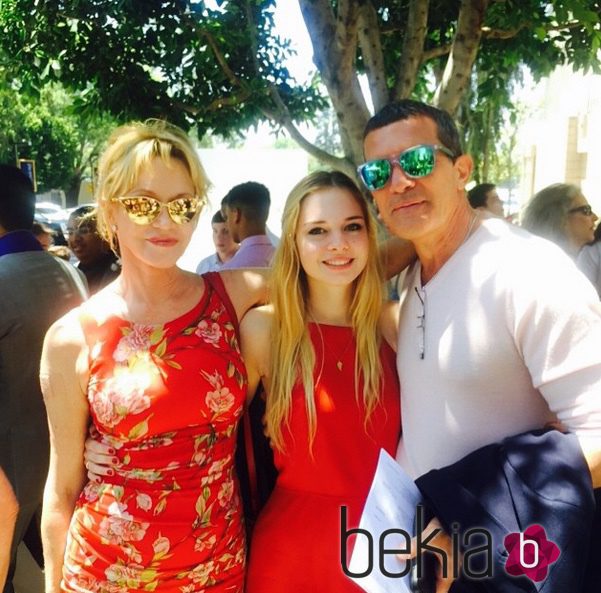 Stella del Carmen en su graduación con sus padres Antonio Banderas y Melanie Griffith