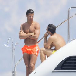 Cristiano Ronaldo en bañador con un amigo en Saint-Tropez