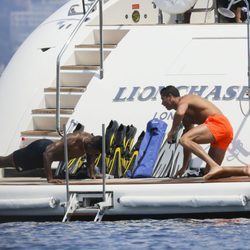 Cristiano Ronaldo hace flexiones con un amigo en un barco en Saint-Tropez