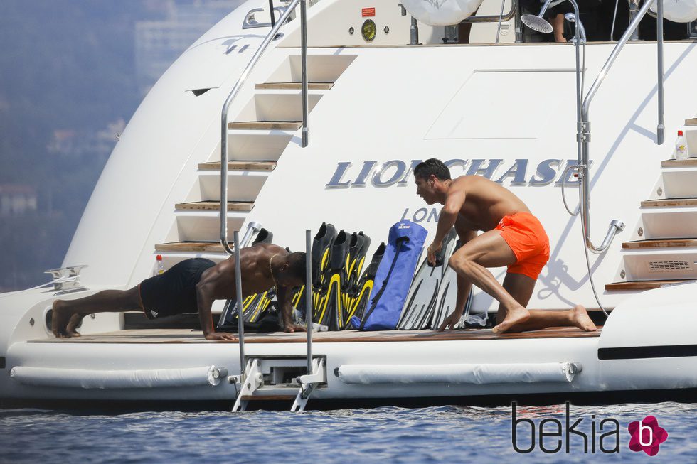 Cristiano Ronaldo hace flexiones con un amigo en un barco en Saint-Tropez