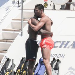 Cristiano Ronaldo, cariñoso con un amigo durante sus vacaciones en Saint-Tropez