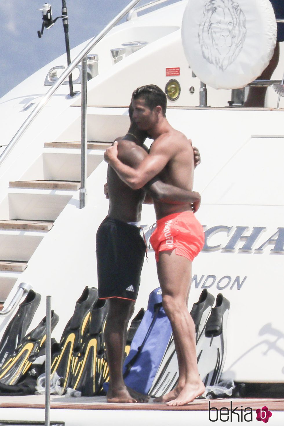 Cristiano Ronaldo, cariñoso con un amigo durante sus vacaciones en Saint-Tropez
