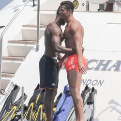 Cristiano Ronaldo se deja querer por un amigo durante sus vacaciones en Saint-Tropez