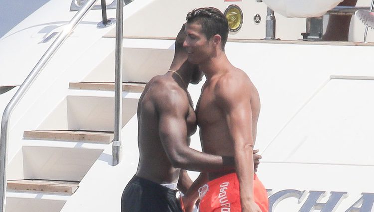 Cristiano Ronaldo se deja querer por un amigo durante sus vacaciones en Saint-Tropez