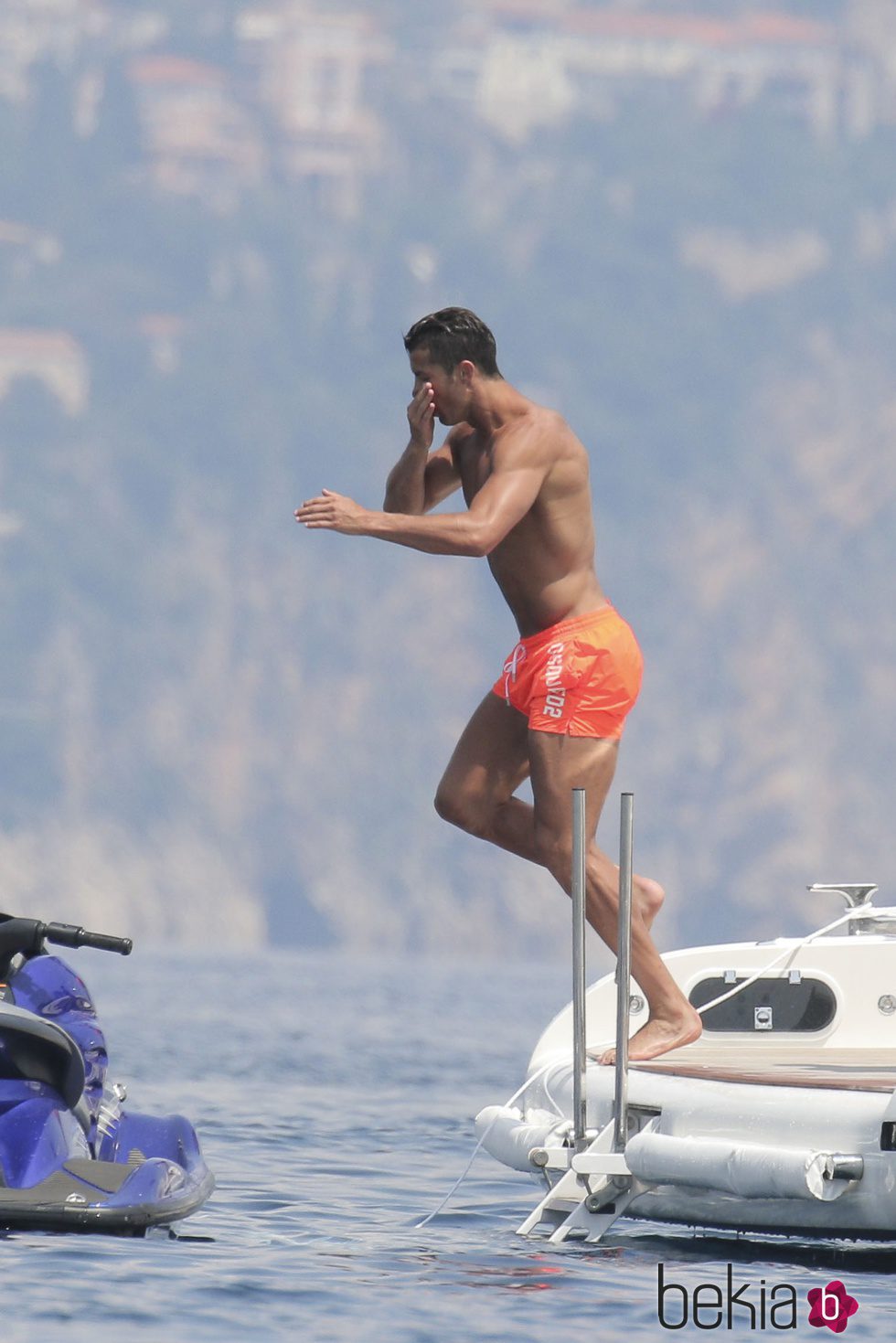 Cristiano Ronaldo se tira al mar durante sus vacaciones en Saint-Tropez