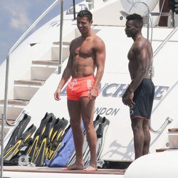 Cristiano Ronaldo con un amigo en un barco en Saint-Tropez