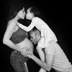 Andrés Iniesta con su hija Valeria y Anna Ortiz antes de dar a luz a su hijo Paolo Andrea