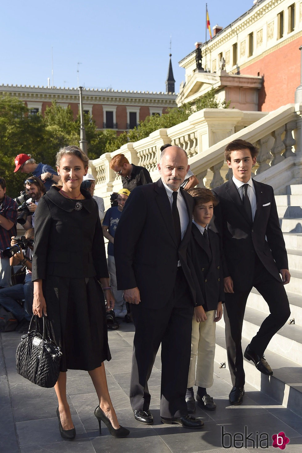 Kubrat de Bulgaria y Carla Royo-Villanova con sus hijos en el funeral de Kardam de Bulgaria