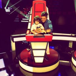 Alejandro Sanz y su hijo Dylan en la silla de coach de 'La Voz'