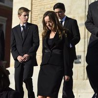 Miriam Ungría y sus hijos Boris y Beltrán de Bulgaria en el funeral de Kardam de Bulgaria