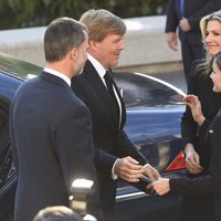 Los Reyes de España saludan a los Reyes de Holanda en el funeral de Kardam de Bulgaria