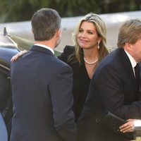 El Rey Felipe besa a Máxima de Holanda y la Reina Letizia besa al Rey de Holanda en el funeral de Kardam de Bulgaria