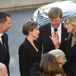 Los Reyes Felipe y Letizia charlan con Guillermo Alejandro y Máxima de Holanda en el funeral de Kardam de Bulgaria