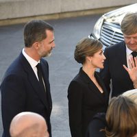 Los Reyes Felipe y Letizia charlan con Guillermo Alejandro y Máxima de Holanda en el funeral de Kardam de Bulgaria