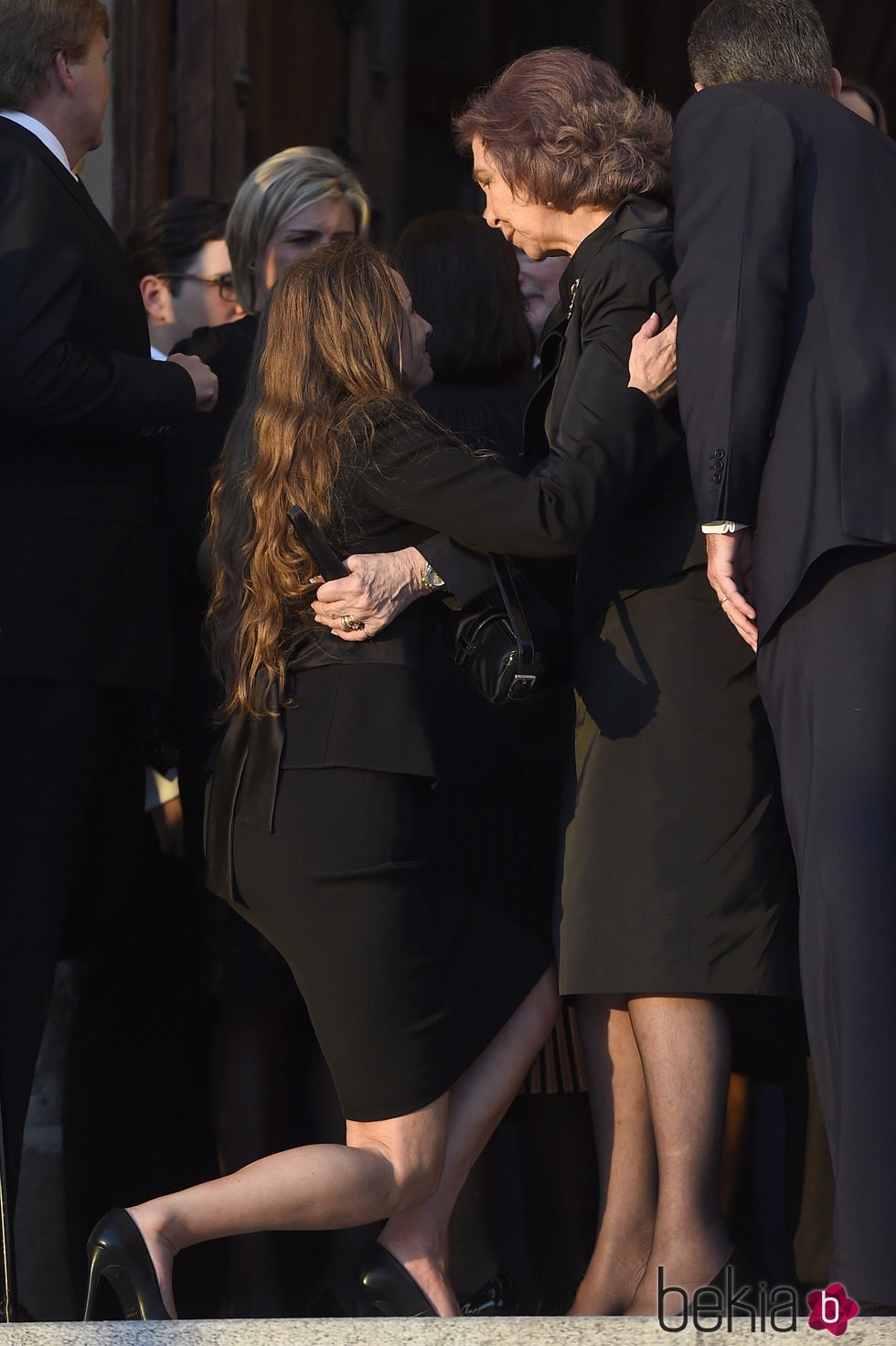 Miriam Ungría hace la gexuflexión a la Reina Sofía en el funeral de Kardam de Bulgaria