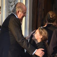 Carla Royo-Villanova hace la genuflexión al Rey Juan Carlos en el funeral de Kardam de Bulgaria