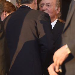 El Rey Felipe besa al Rey Juan Carlos en el funeral de Kardam de Bulgaria