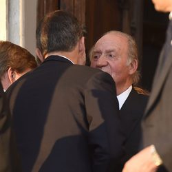 El Rey Felipe besa al Rey Juan Carlos en el funeral de Kardam de Bulgaria