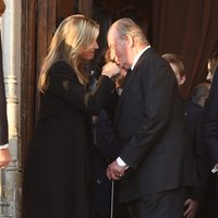 El Rey Juan Carlos besa la mano de Máxima de Holanda en el funeral de Kardam de Bulgaria