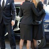 La Reina Letizia y Máxima de Holanda dándose un beso en el funeral de Kardam de Bulgaria