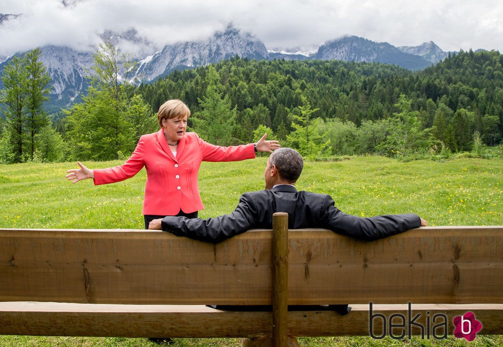 Angela Merkel hace un gesto con los brazos a Barack Obama